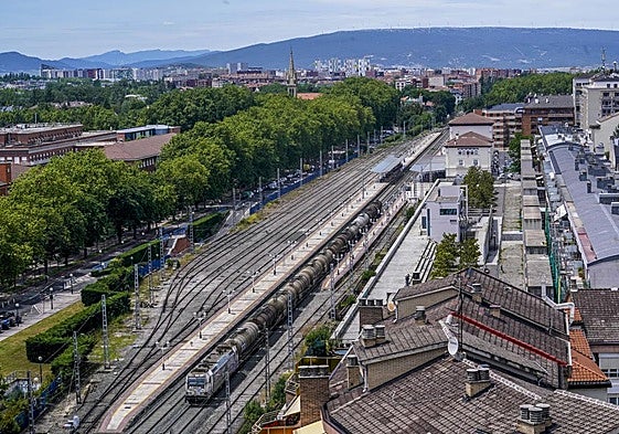 Vista de la playa de vías y la estacion de tren de Vitoria.
