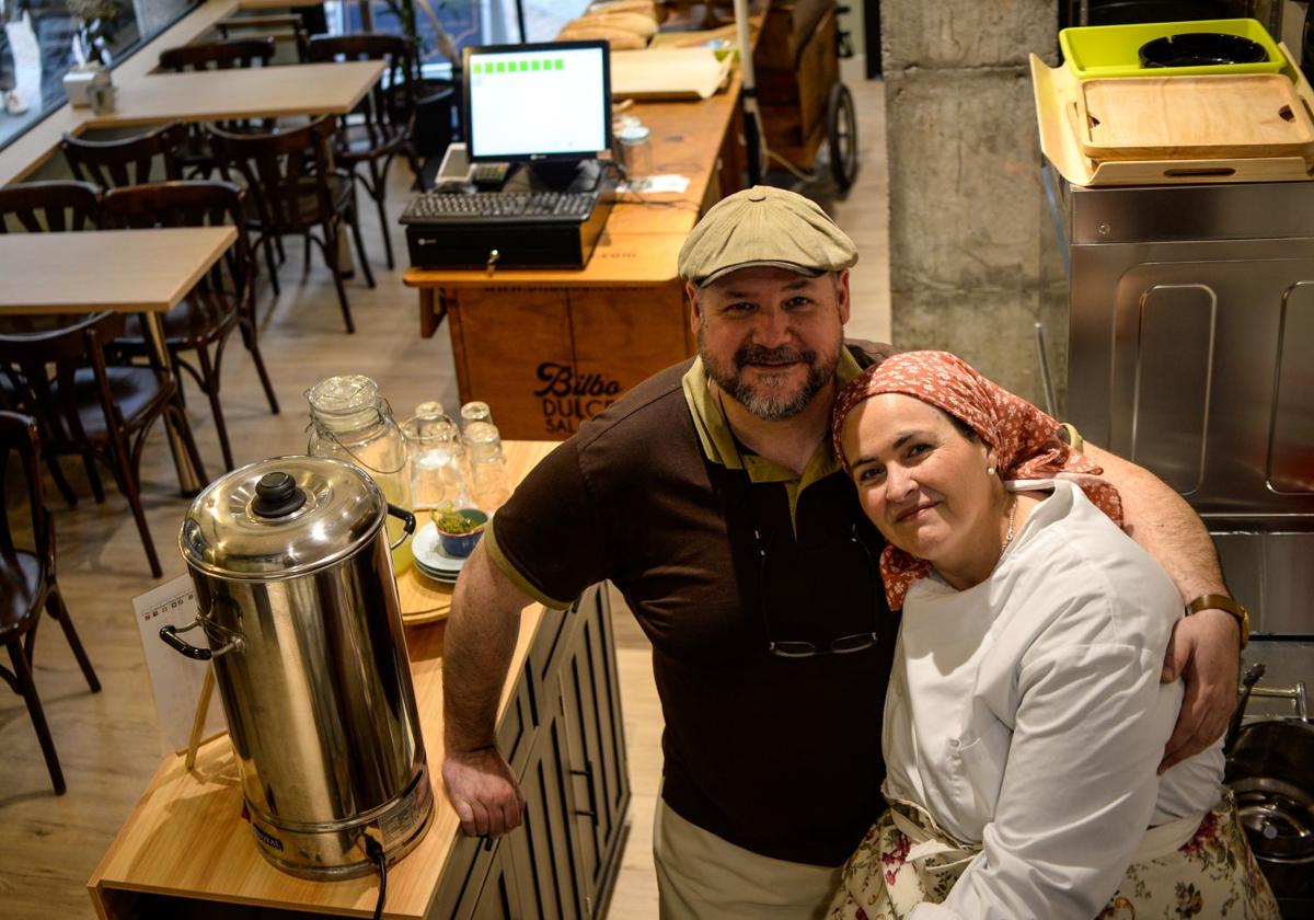 María y Luis, la pareja conocida por sus dulces caseros abre una cafetería en Bilbao con desayunos, meriendas y hasta plato del día
