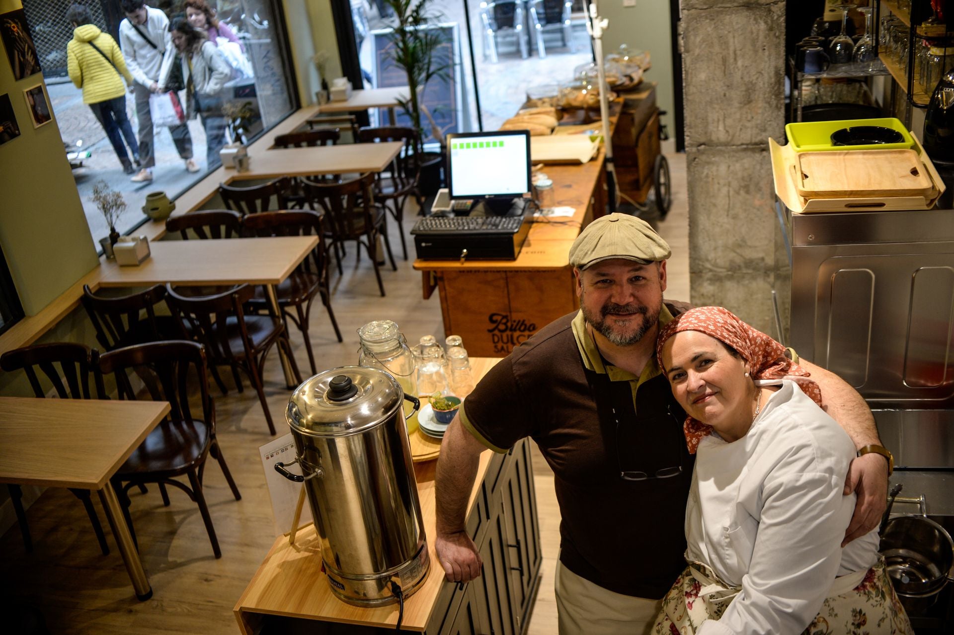 María y Luis, la pareja conocida por sus dulces caseros abre una cafetería en Bilbao con desayunos, meriendas y hasta plato del día