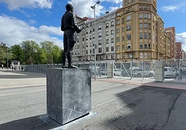 Supervalla metálica reforzada con bloques de hormigón extendida por todo el estadio.