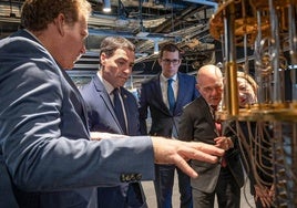 El lehendakari Imanol Pradales y el consejero de Ciencia, Juan Ignacio Pérez, atienden a las explicaciones sobre el ordenador cuántico de IBM en su visita a Nueva York.
