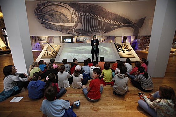 Un grupo de escolares atiende la visita guiada en el Museo del Pescador de Bermeo.
