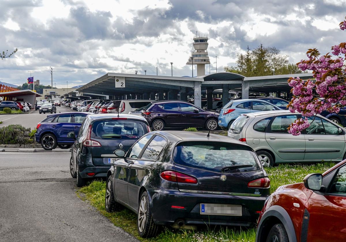 El parking de Foronda vuelve a desbordarse por la afluencia de viajeros