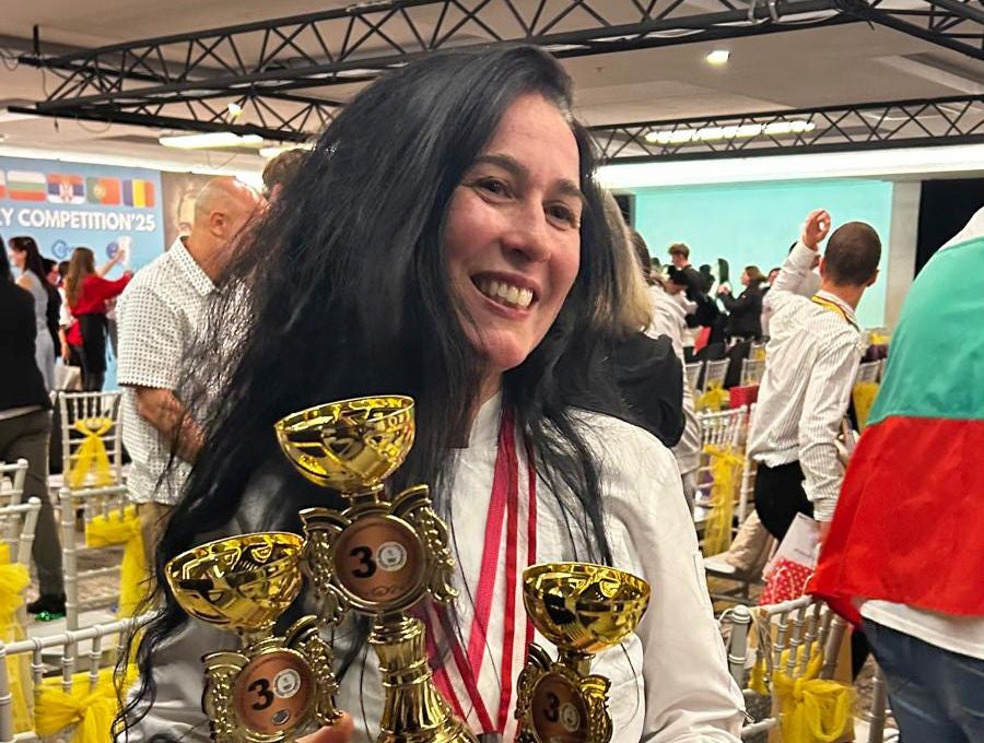 La profesora de la Escuela de Gamarra, Marina González, muestra orgullosa los trofeos de sus estudiantes.