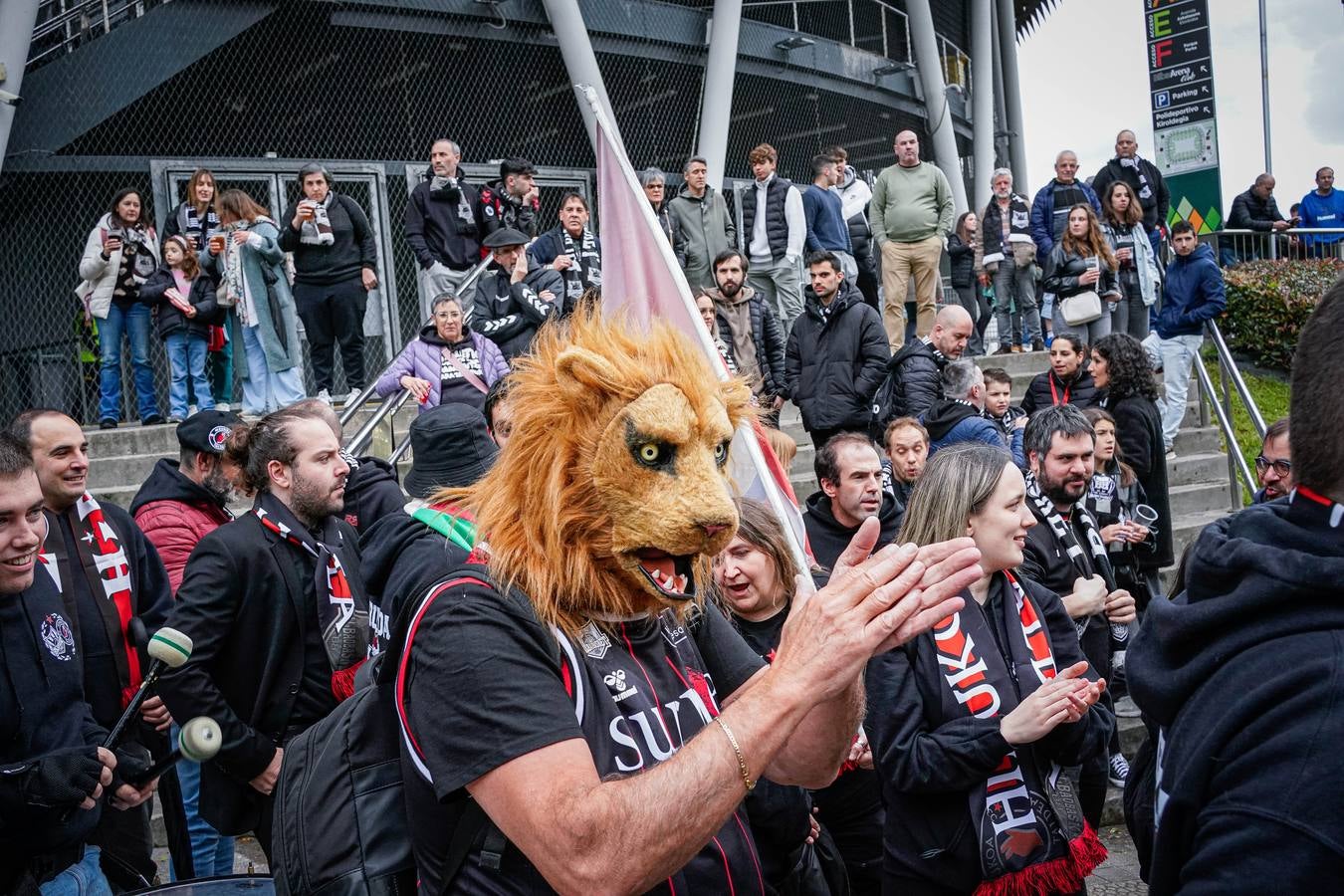Espectacular recibimiento de la afición al Bilbao Basket antes de la final