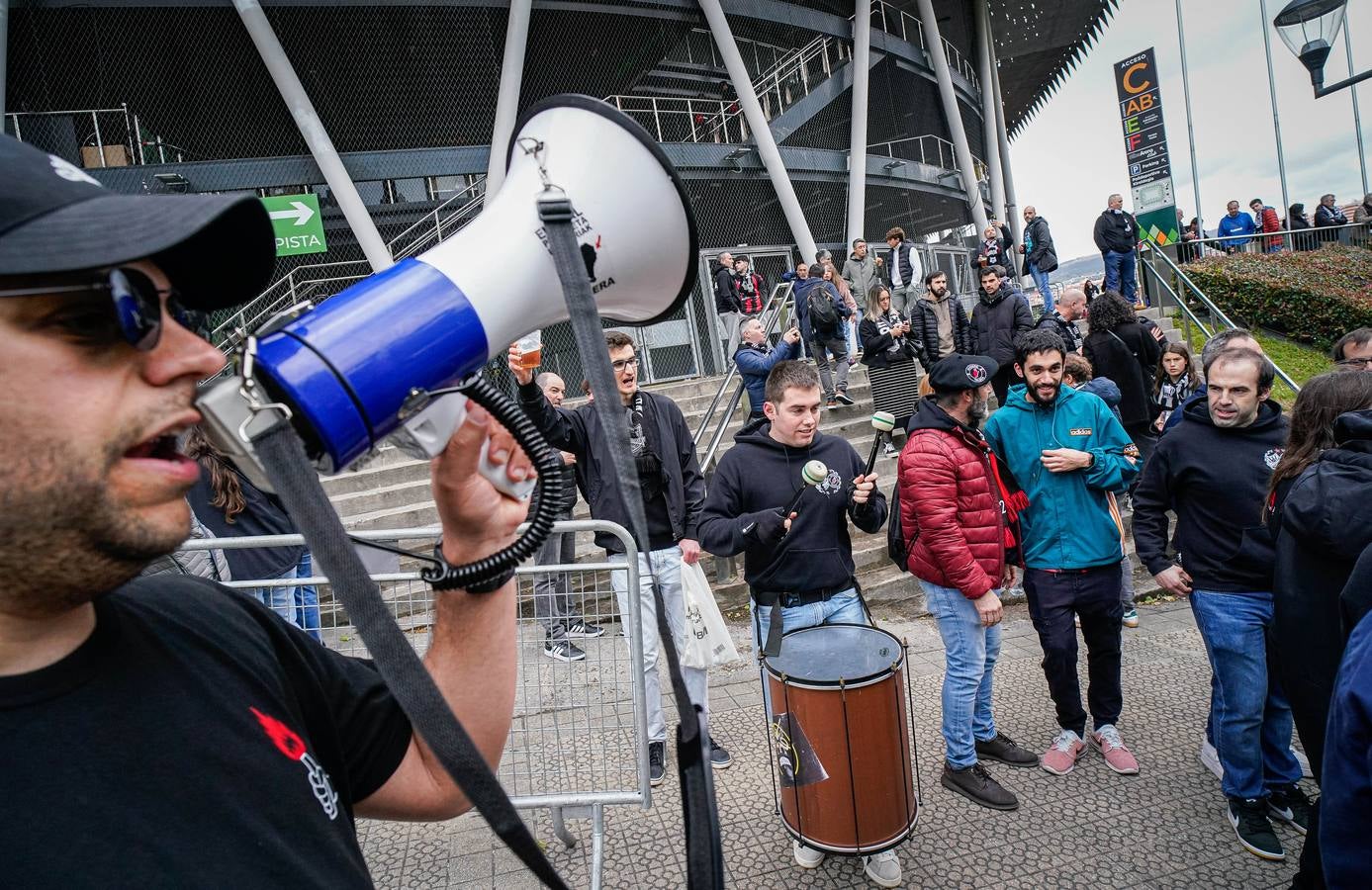Espectacular recibimiento de la afición al Bilbao Basket antes de la final
