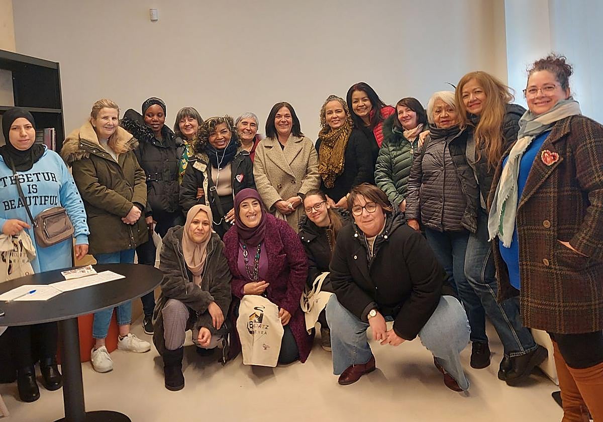 Foto de familia de varias mujeres en la inauguración de Bidatzenea.