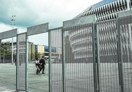 La valla de la explanada de San Mamés es uno de los elementos claves en el dispositivo de seguridad, para el que se ha recurrido a agentes de todas las comisarías de Bizkaia.