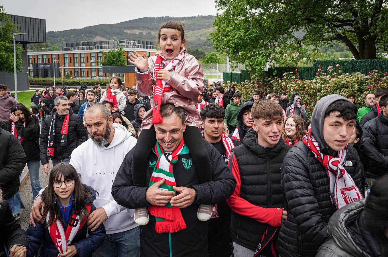 Las imágenes de los cientos de aficionados que apoyan al equipo en Lezama