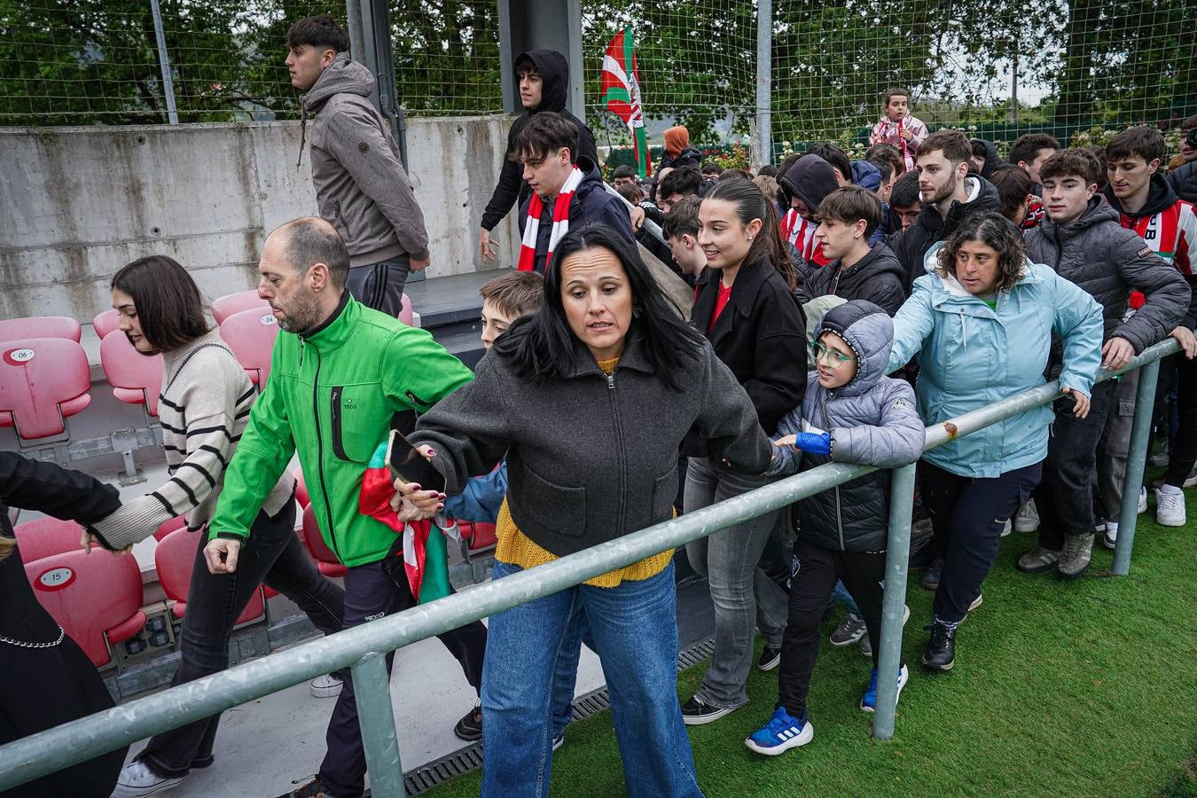 Las imágenes de los cientos de aficionados que apoyan al equipo en Lezama
