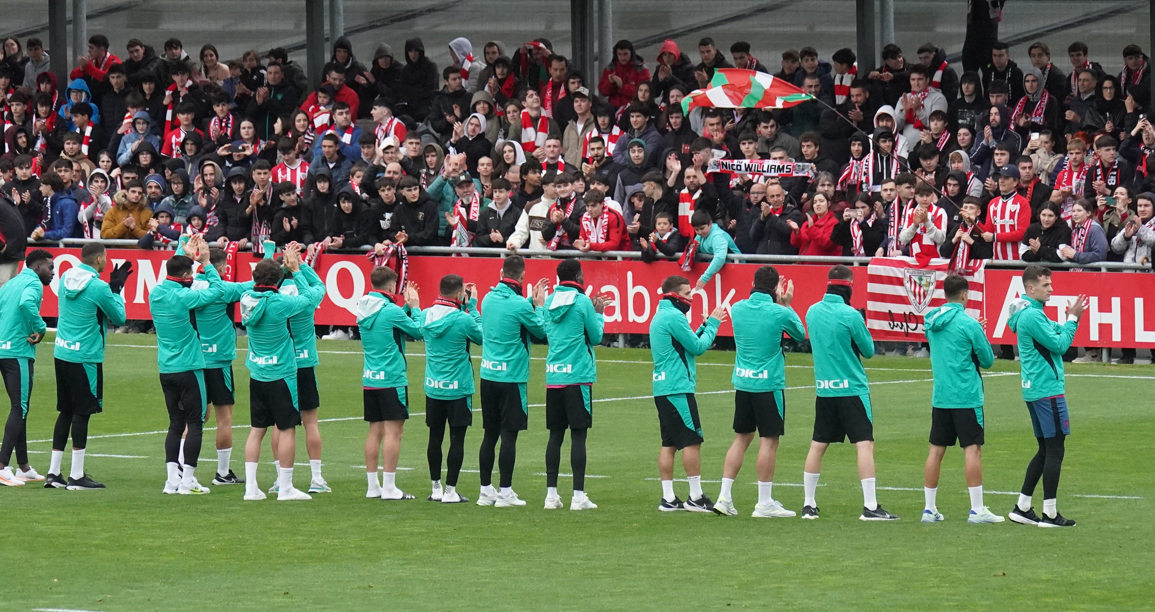 Los jugadores del Athletic agradecen las muestras de apoyo de los seguidores en el entrenamiento de este miércoles
