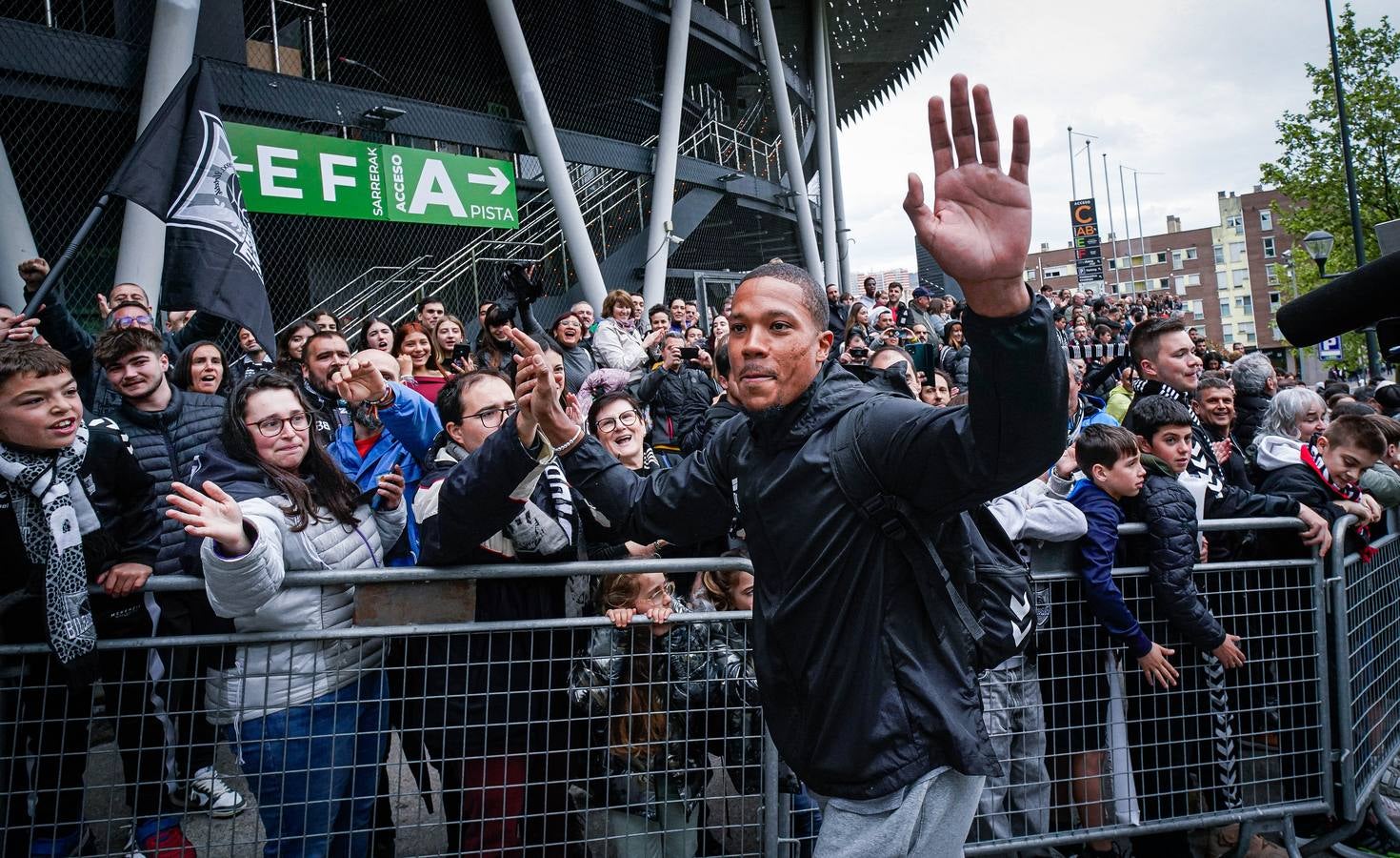 Espectacular recibimiento de la afición al Bilbao Basket antes de la final