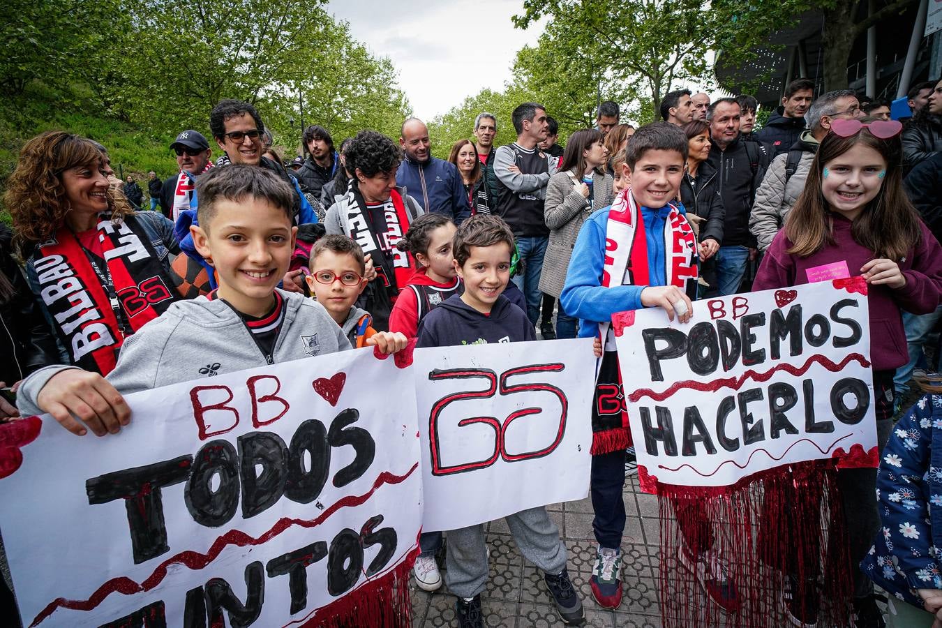 Espectacular recibimiento de la afición al Bilbao Basket antes de la final