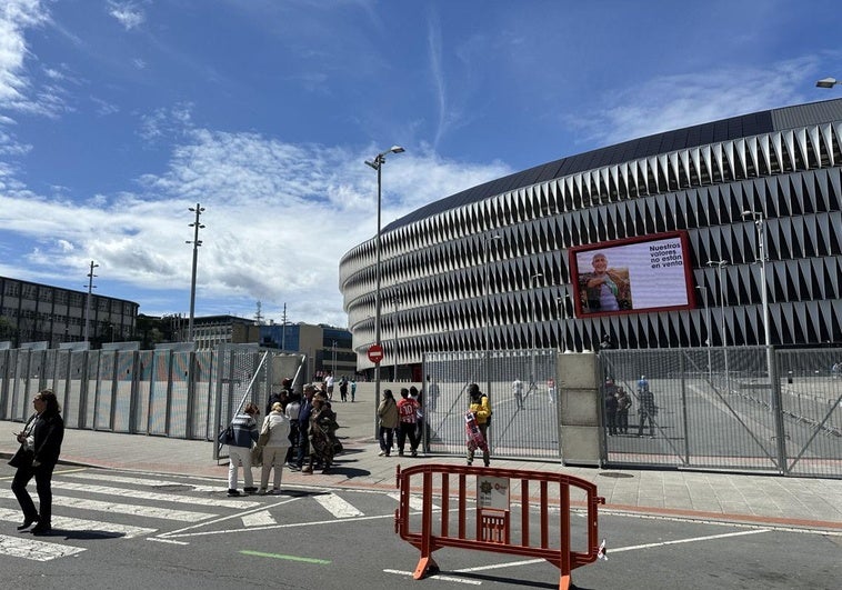Perímetro de seguridad colocado en la explanada de San Mamés.