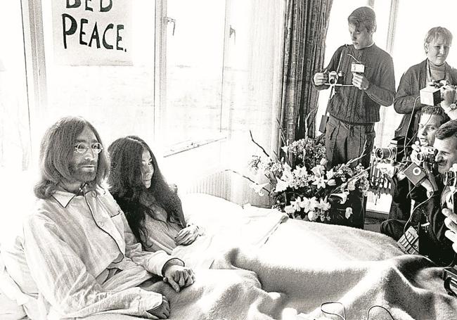 Con John Lennon en Ámsterdam, en la acción 'Bed-in for peace', en 1969.