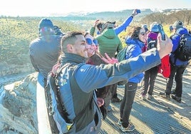 Un grupo de turistas se inmortaliza en el Salto del Nervión.