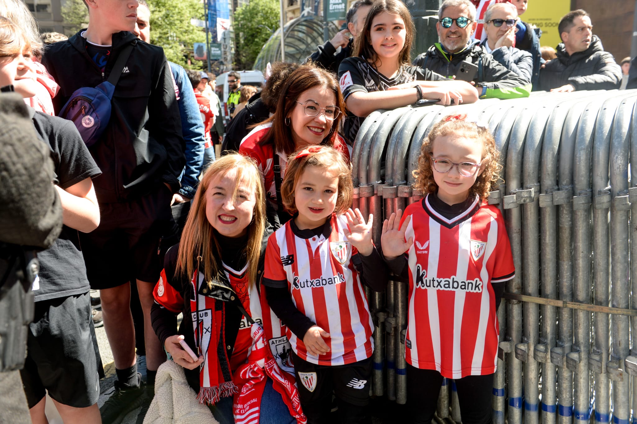 Un centenar de aficionados recibe a los futbolistas del Athletic en el Carlton