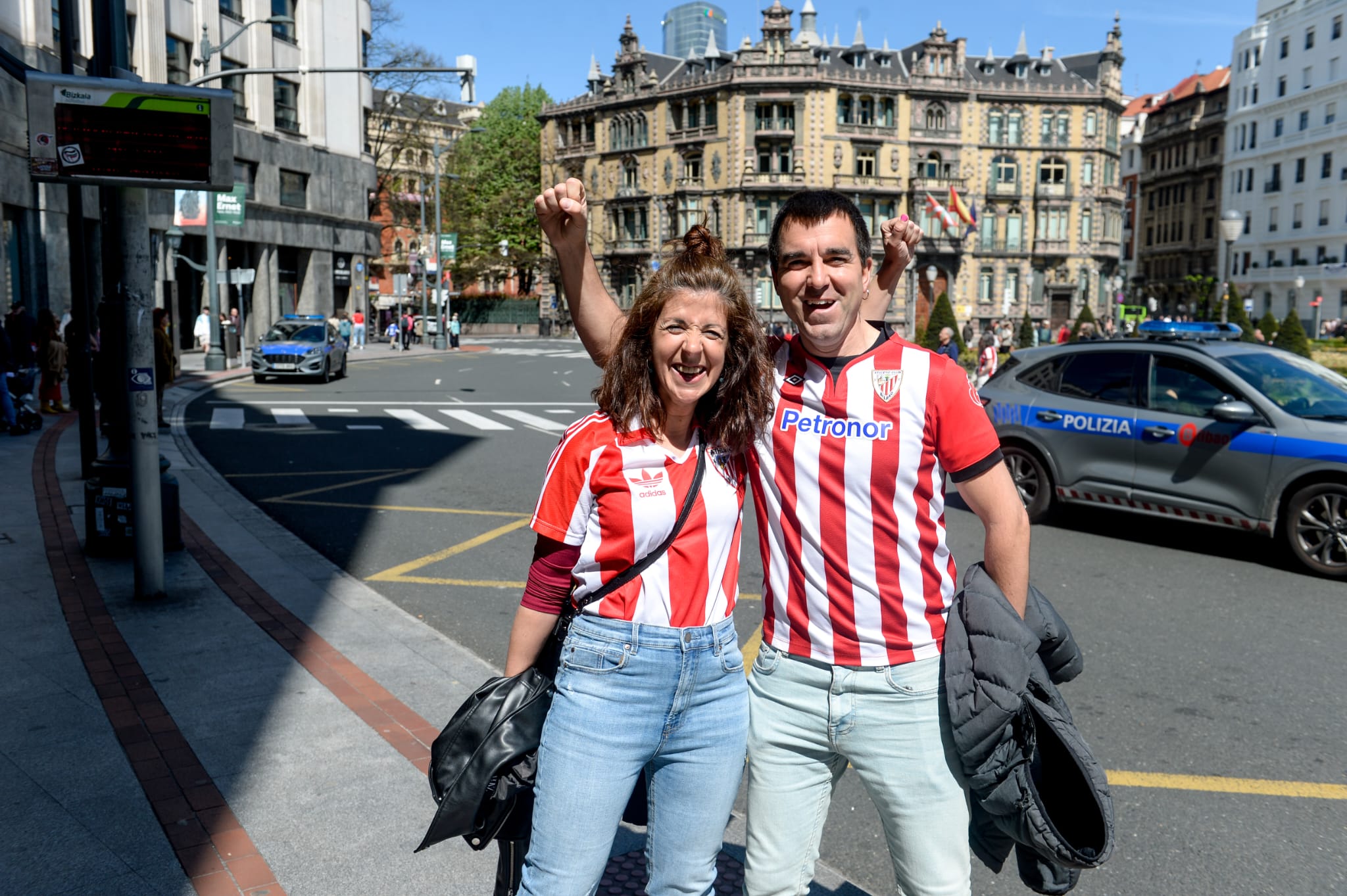Un centenar de aficionados recibe a los futbolistas del Athletic en el Carlton