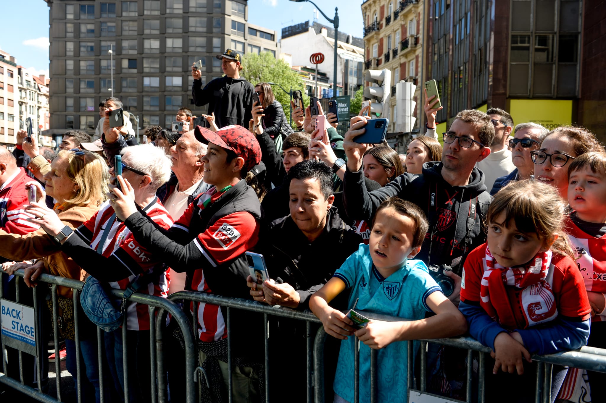 Un centenar de aficionados recibe a los futbolistas del Athletic en el Carlton