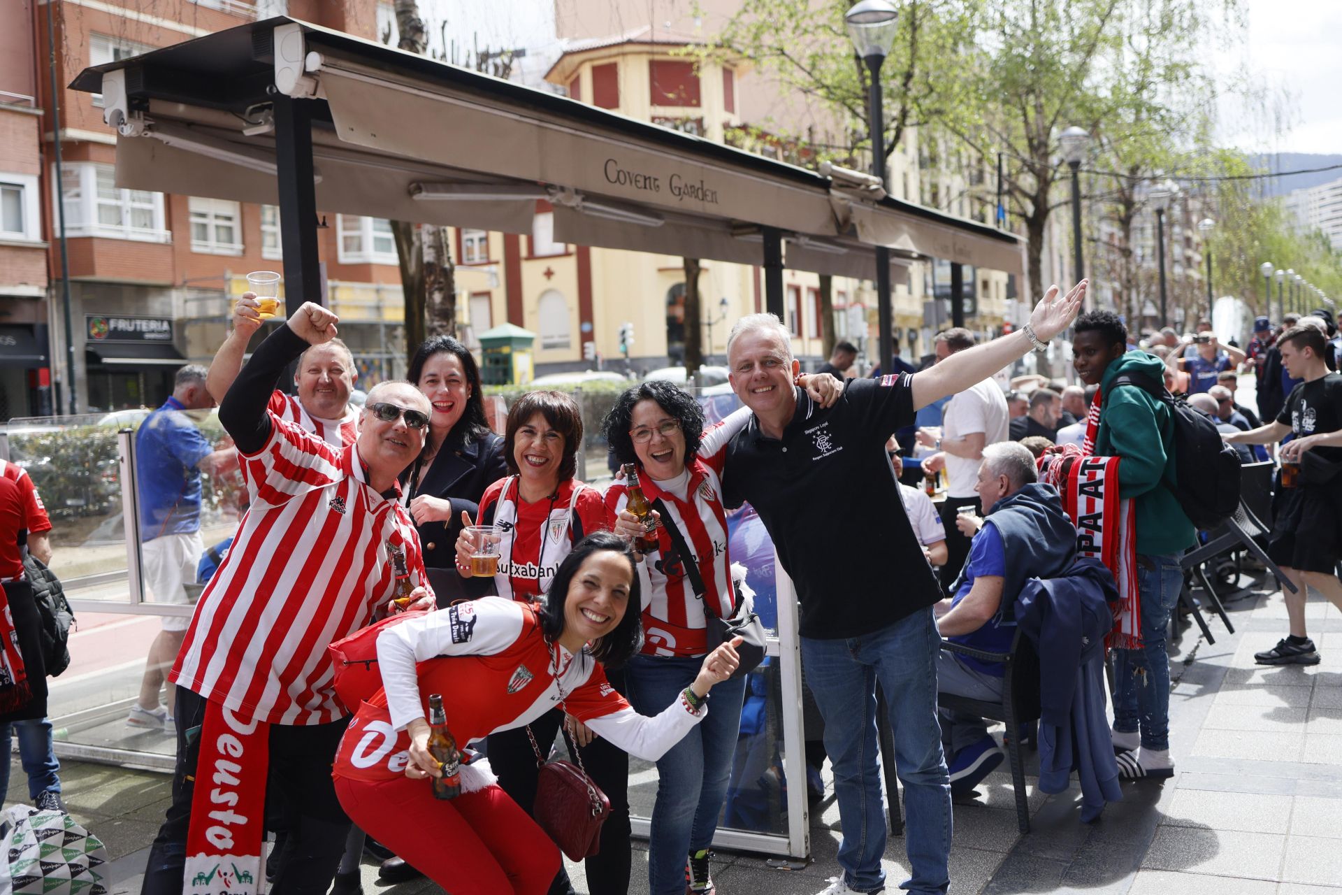 Así vivieron las aficiones del Athletic y el Rangers las horas previas al partido de San Mamés