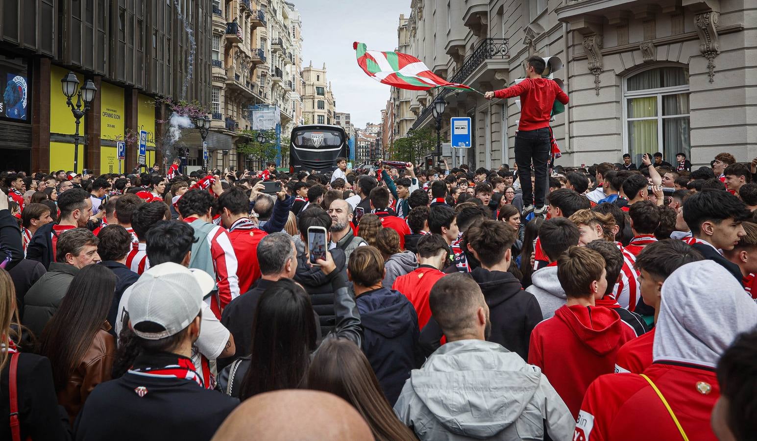El empuje de la afición al equipo rojiblanco en el Carlton