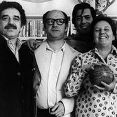 Carmen Ballcells editorea, 'boom'-eko idazleekin.