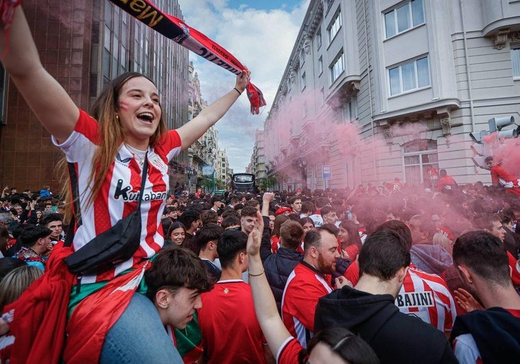 Miles de aficionados empujaron con pasión al Athletic en Moyua hacia la semifinal: «A por ellos oé»