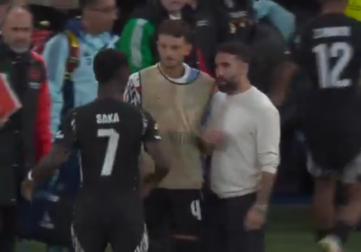 El agarrón de Carvajal a Saka en mitad del partido por lanzar un penalti a lo 'Panenka'