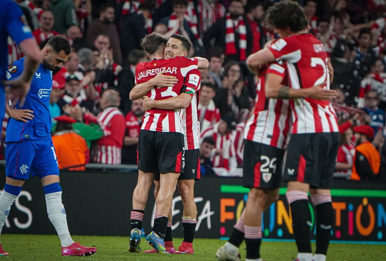 El ambiente en la grada y momentos del partido