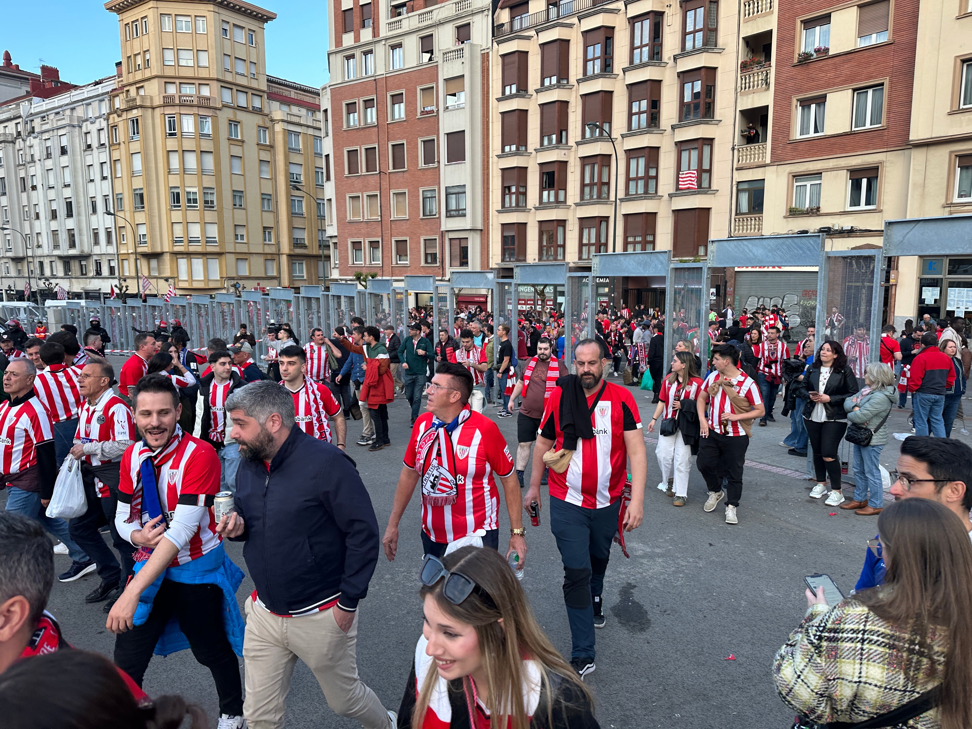 El acceso de la afición del Athletic con el nuevo vallado, fluido y sin incidentes a diferencia del día de la Roma