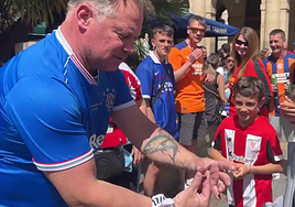El aficionado del Rangers que ha hecho trucos de magia a los hinchas más pequeños del Athletic