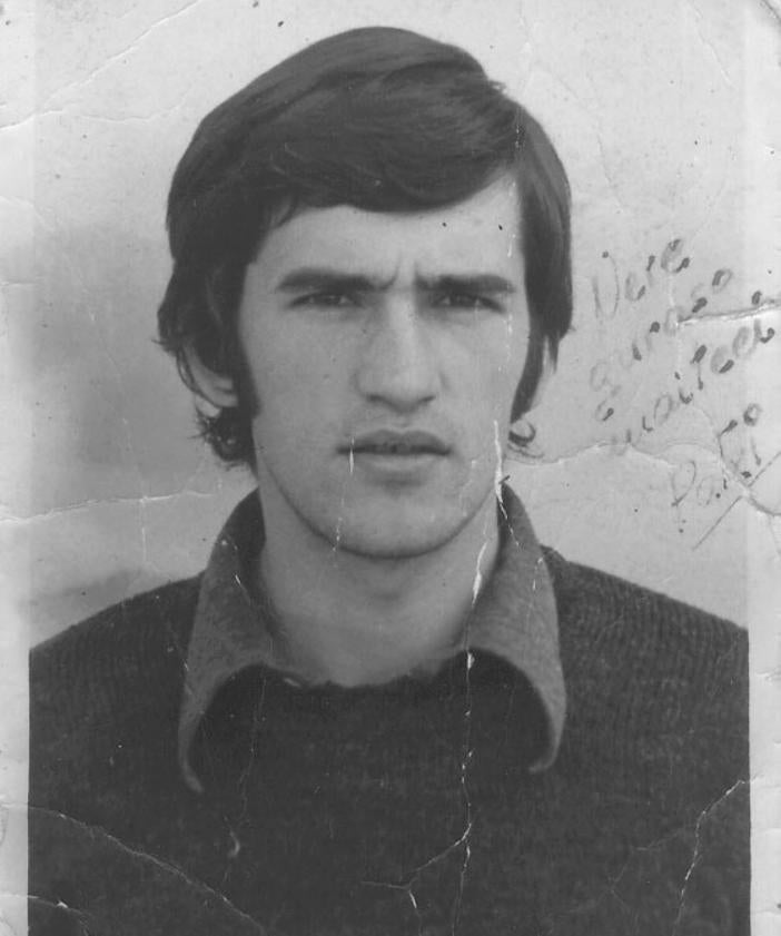 Imagen secundaria 2 - El actor junto a Mario Pardo en 'Por la borda. Kareletik' (1987), en una rueda de expresos de ETA en 1998 y en una foto de juventud dedicada a sus padres.