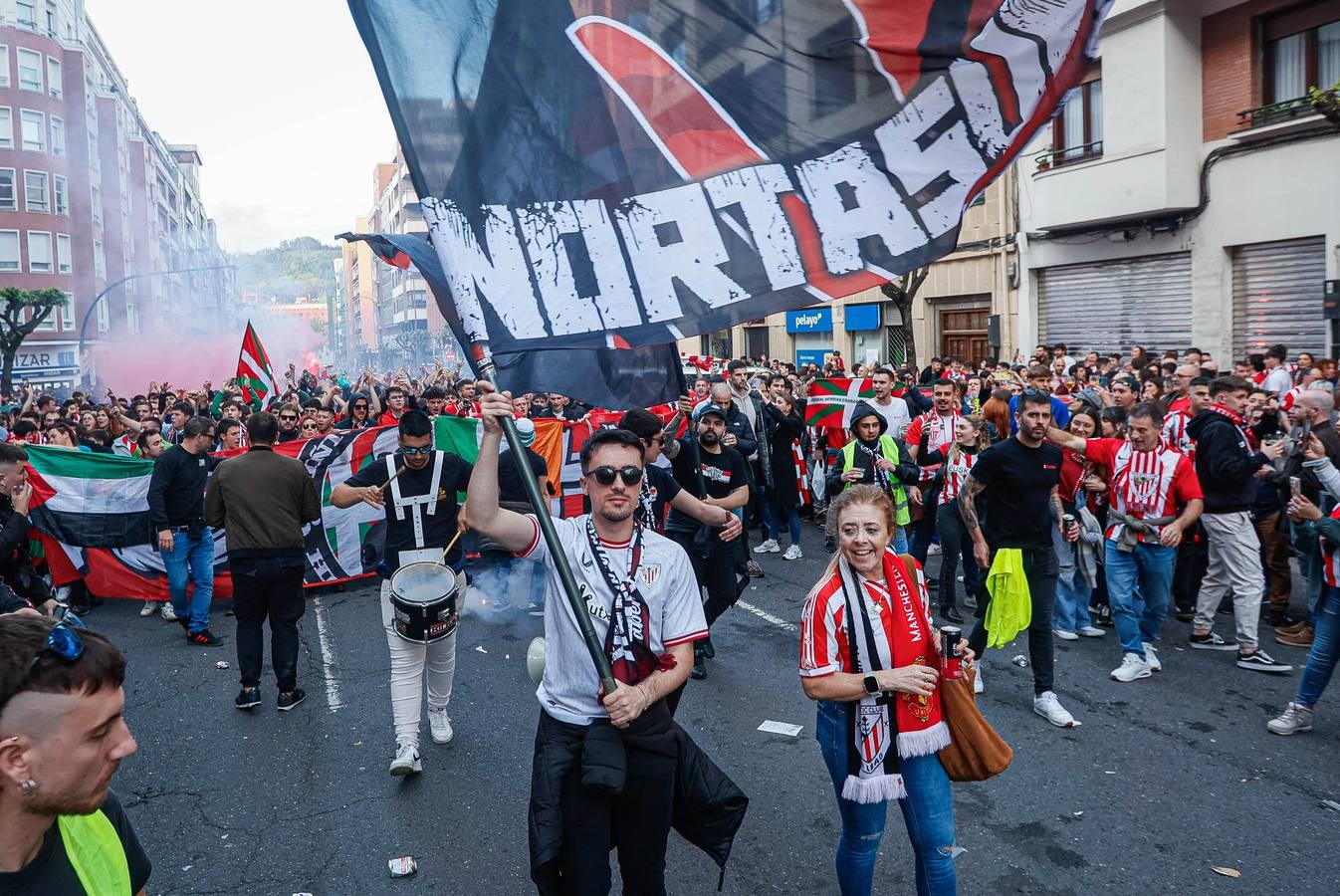 Las imágenes de la espectacular kalejira de la hinchada rojiblanca ante el Rangers