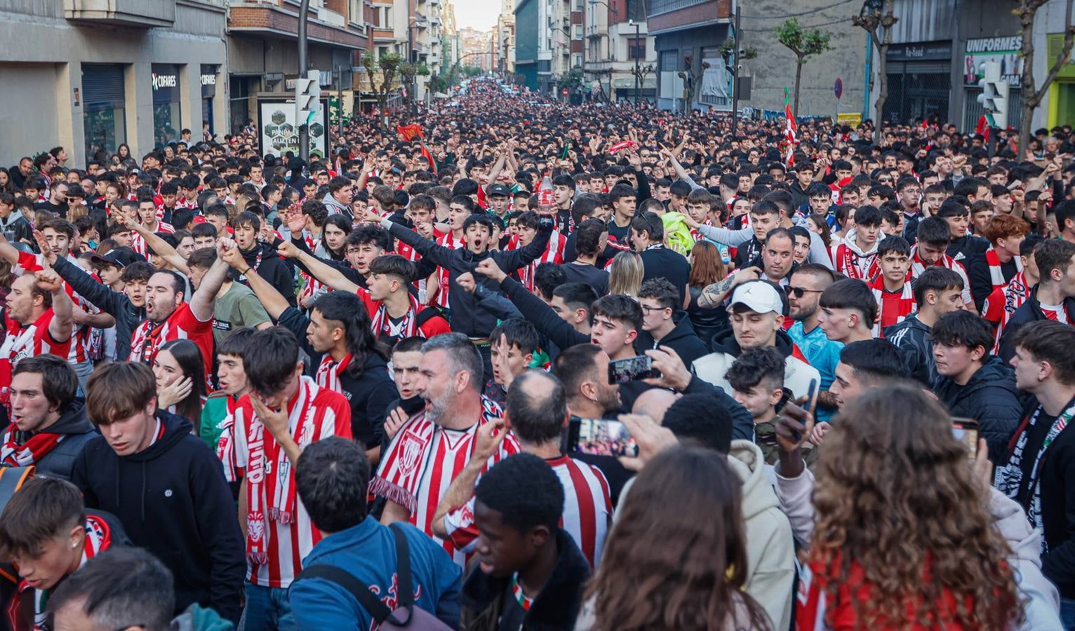 Las imágenes de la espectacular kalejira de la hinchada rojiblanca ante el Rangers