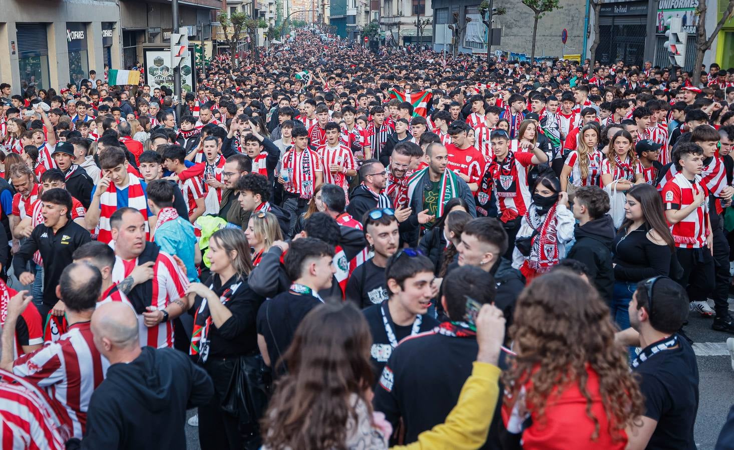 Las imágenes de la espectacular kalejira de la hinchada rojiblanca ante el Rangers