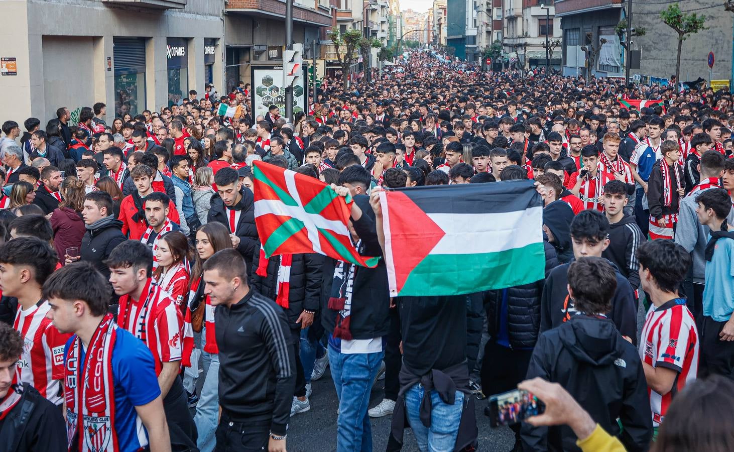Las imágenes de la espectacular kalejira de la hinchada rojiblanca ante el Rangers