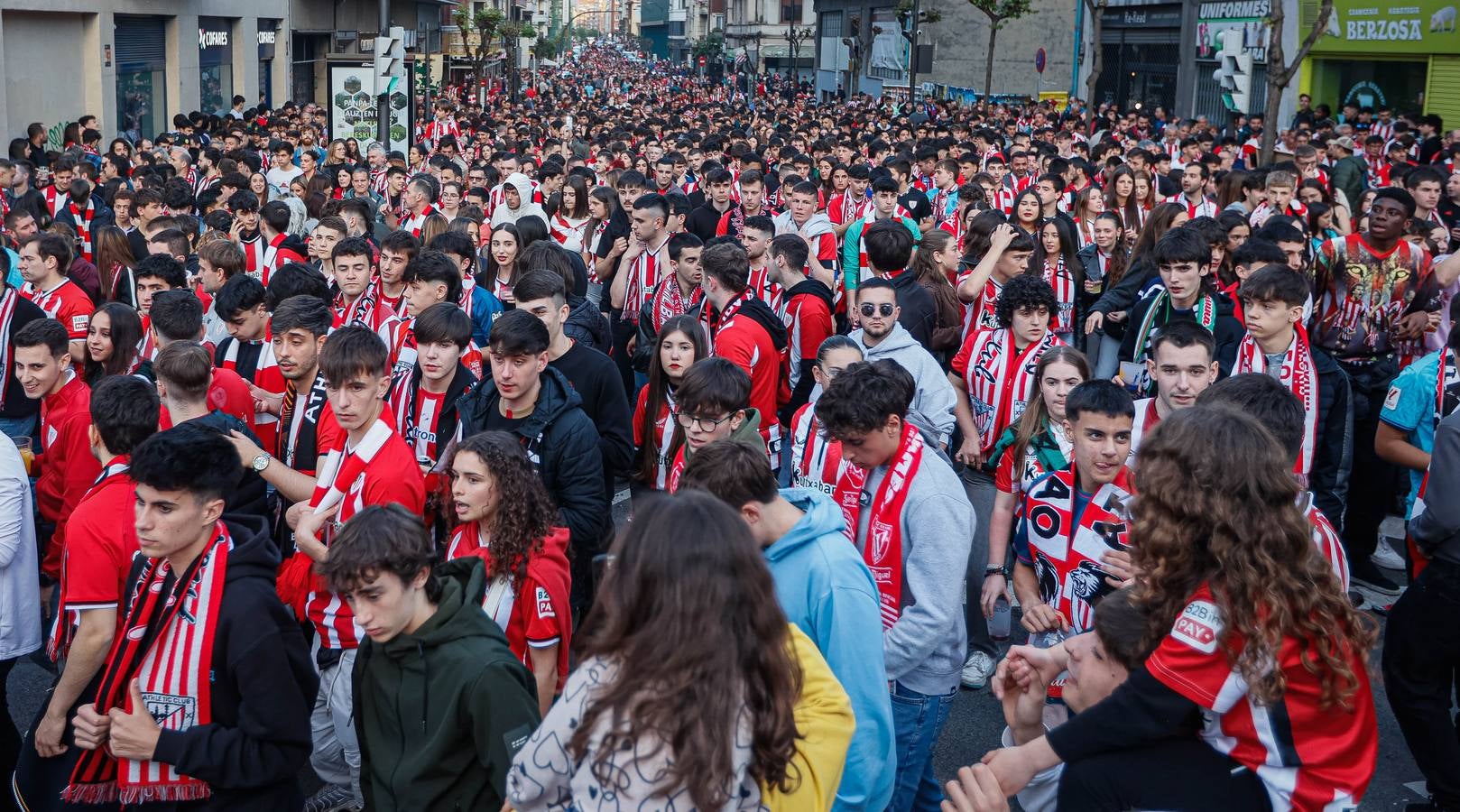 Las imágenes de la espectacular kalejira de la hinchada rojiblanca ante el Rangers