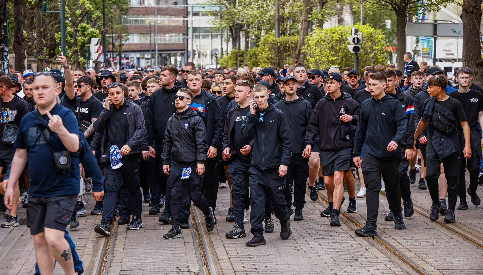 Las imágenes de la kalejira de los Rangers escoltados por la Ertzaintza