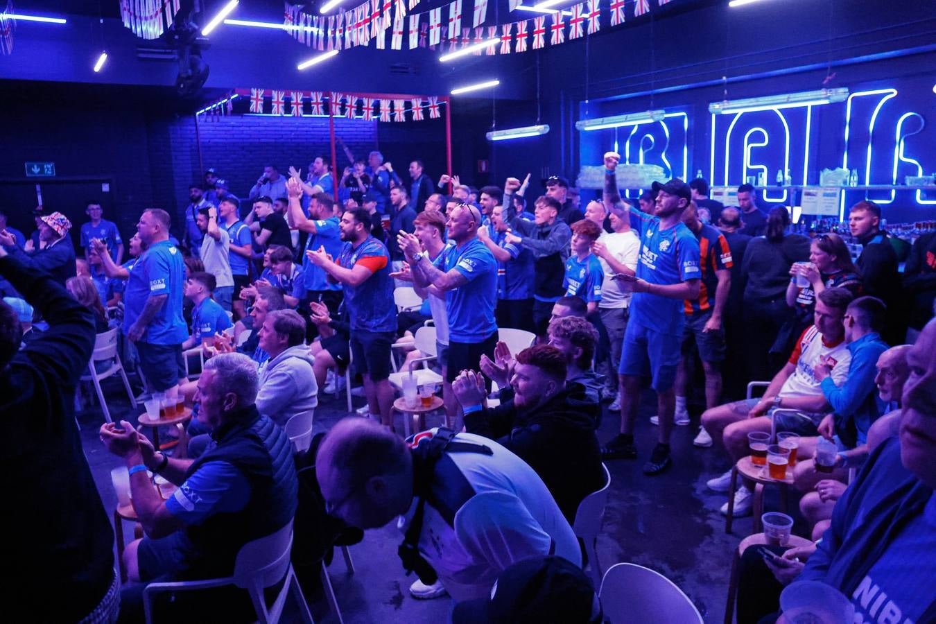 Así viven los aficionados del Rangers el partido desde la discoteca Sonora