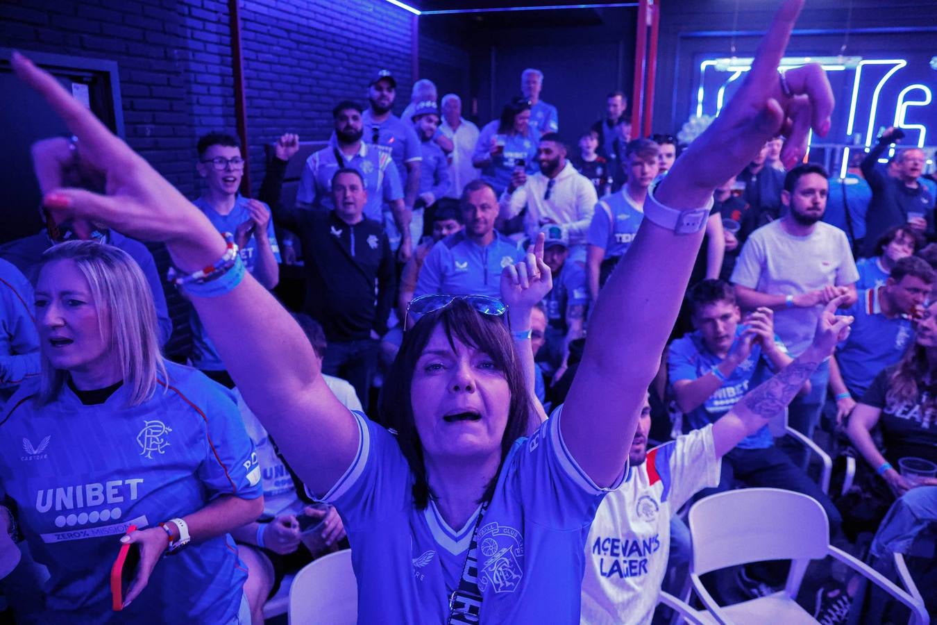 Así viven los aficionados del Rangers el partido desde la discoteca Sonora