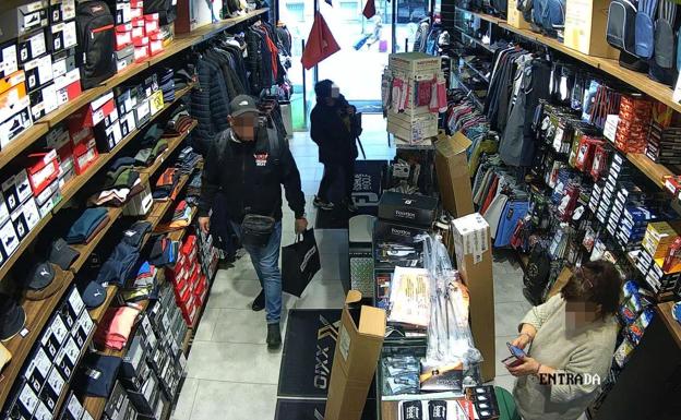 El ladrón, en una tienda en la que robó la primavera pasada.