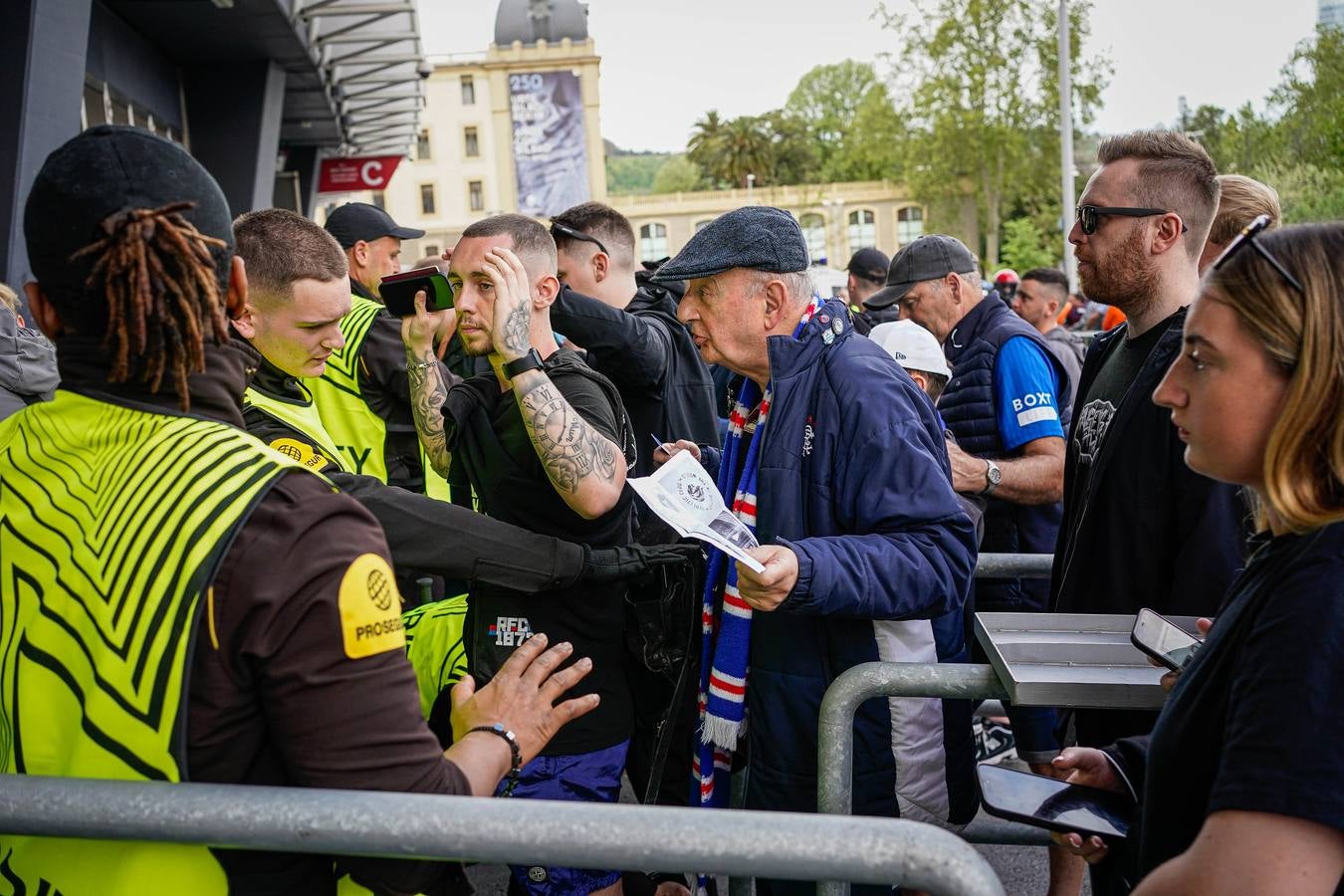 Así ha sido el acceso a San Mamés de los hinchas del Rangers con el nuevo vallado