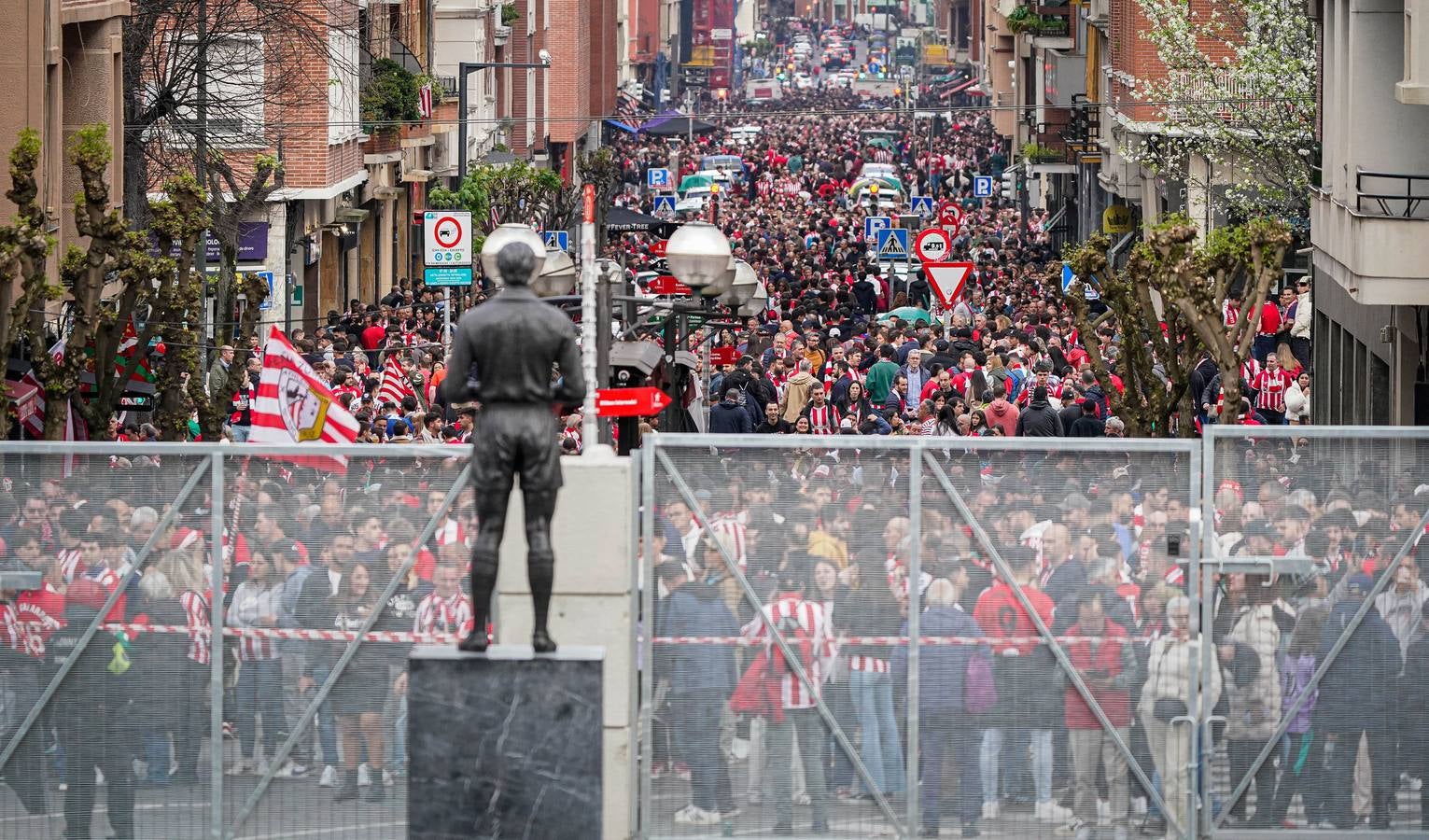 Así ha sido el acceso a San Mamés de los hinchas del Rangers con el nuevo vallado