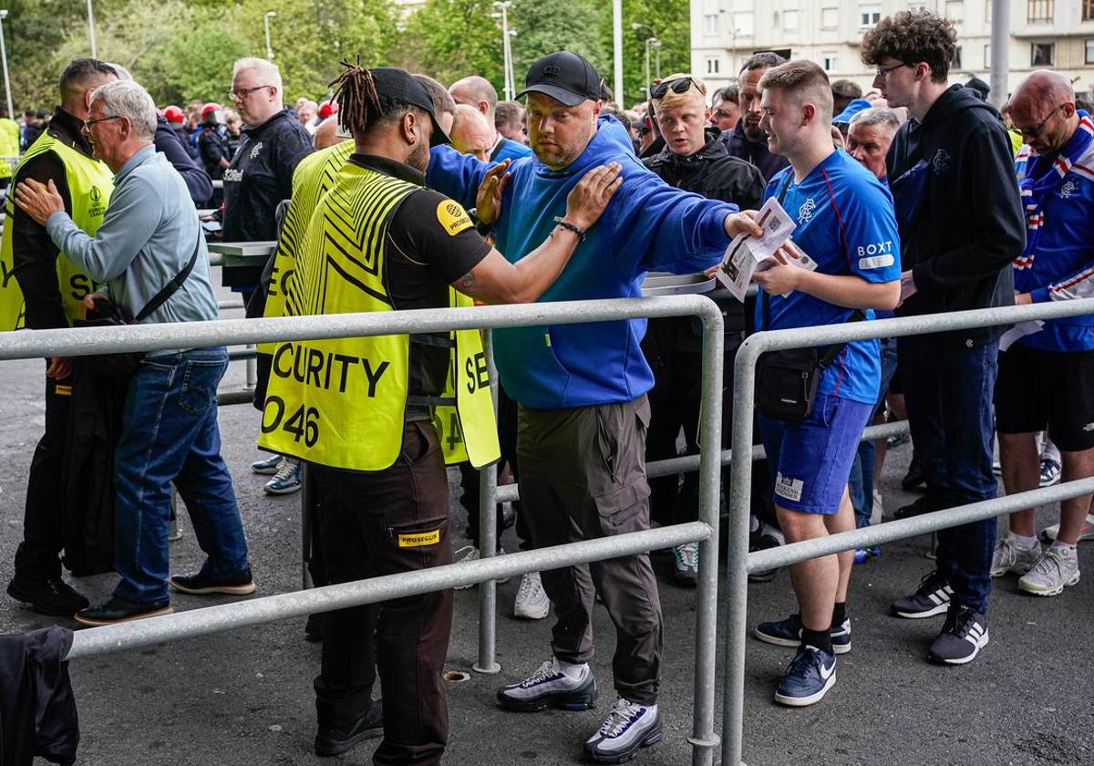 Así ha sido el acceso a San Mamés de los hinchas del Rangers con el nuevo vallado