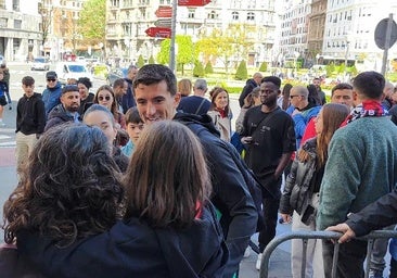 Un centenar de aficionados recibe a los futbolistas del Athletic en el Carlton