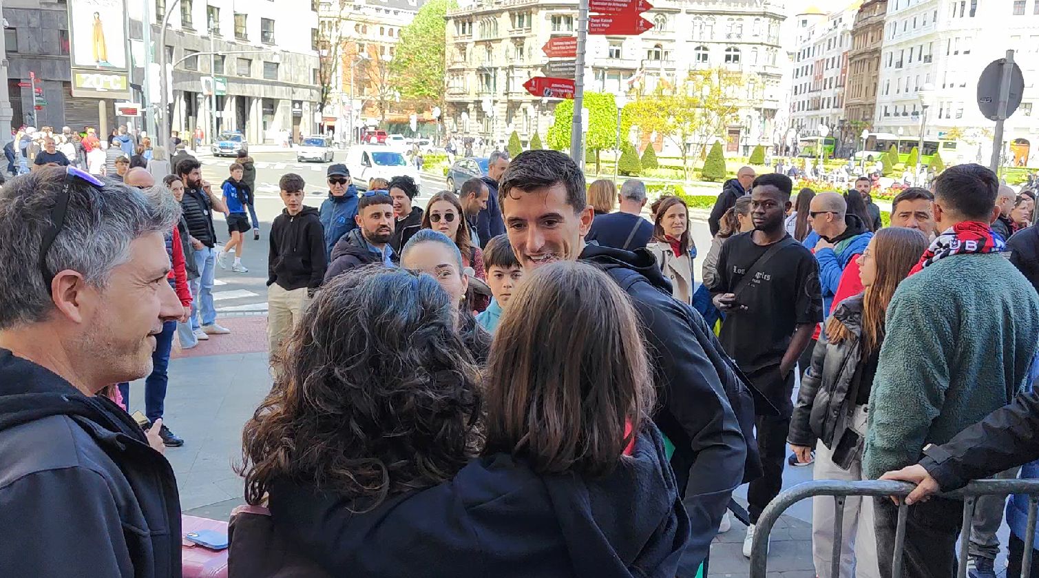 Un centenar de aficionados recibe a los futbolistas del Athletic en el Carlton