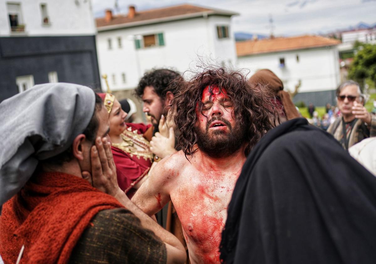 Imagen principal - Susto histórico en Arkotxa: se cae el Cristo de la cruz por primera vez en 57 años