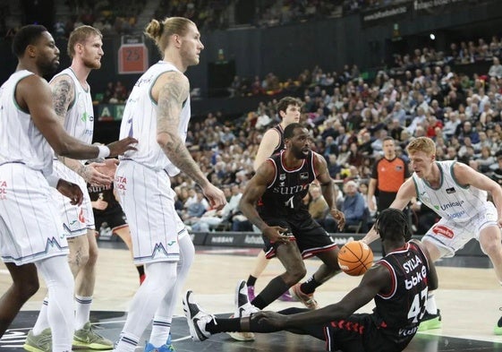 Sylla y Marvin Jones pugnan por un balón con el ex hombre de negro Alberto Díaz en el partido de ida, en el que los malagueños se impusieron 81-86.