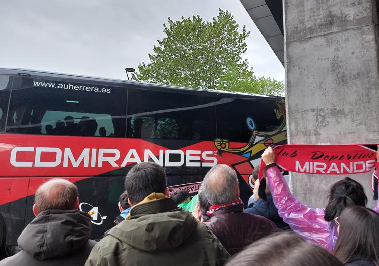 Varios centenares de seguidores mirandesistas recibieron al autobús del equipo.