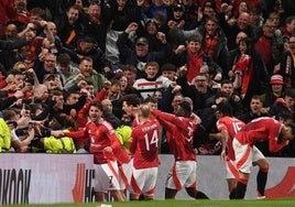 Los jugadores del United celebran el tanto que les permitió meterse en semifinales.